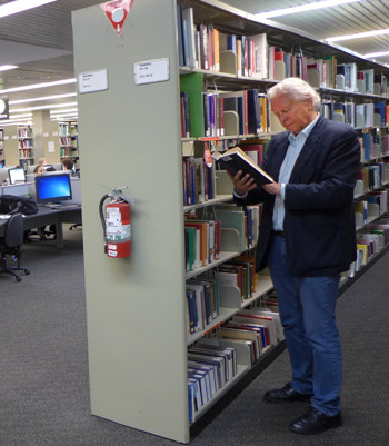 Rob in een universiteitsbibliotheek in Melbourne